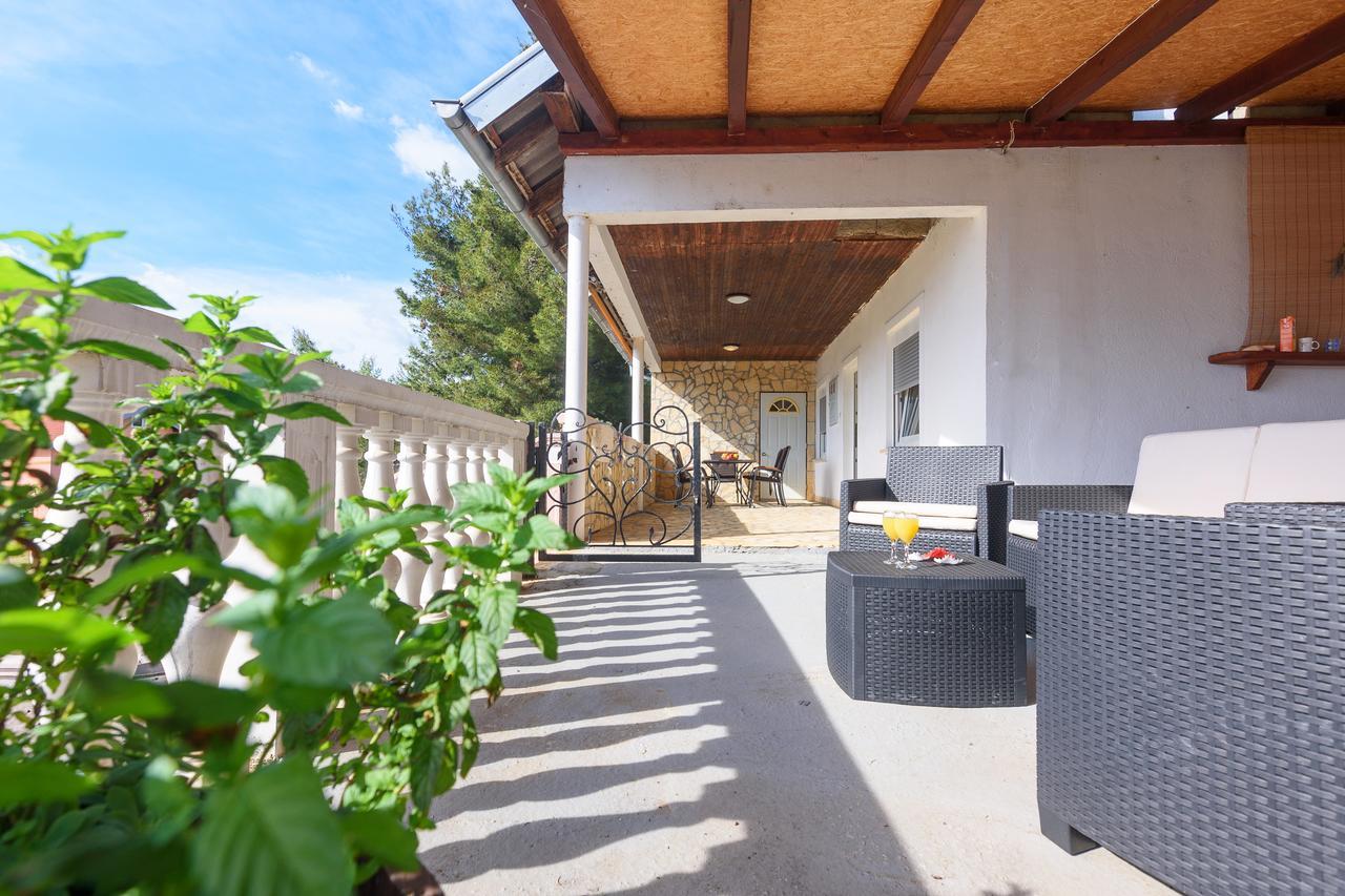 Apartman Bitunjac Gornji Karin Esterno foto